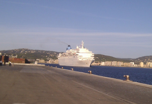 El Thomson Dream, fent la seva entrada al port de Palamós, aquest matí.