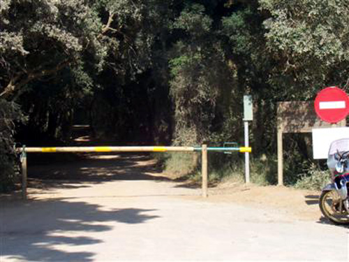 Tanca en l'accés al camí de cala Estreta, una de les entrades a l'EIN Castell-Cap Roig.