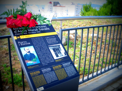 La placa interpretativa sobre la figura i l'obra de Francesc d'Assís Marull Savalls.