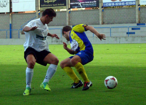 El jugador del Palamós CF, Eduard Subirana, en el partit d'ahir. (Foto: Sergi Cortés).