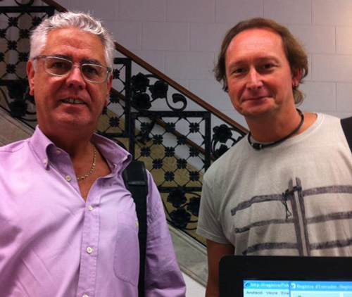 Kelo Marí i Dani Reixach, portaveus de CiU i ERC a l'Ajuntament de Palamós, entrant la petició al registre.