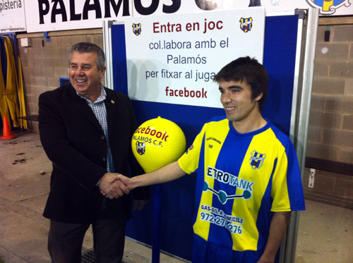 Óscar Almendros, amb el president Miquel Aguilar, el dia del seu fitxatge.