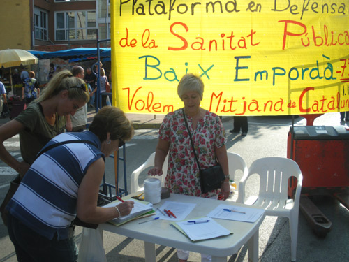 Recollida de firmes al mercat setmanal de Palamós, aquest matí.