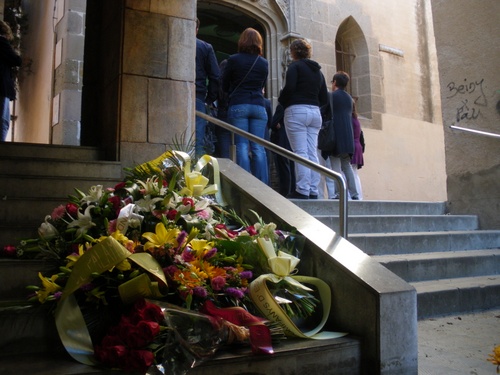 Alguns dels assistents han hagut de seguir la cerimònia des de l'exterior de l'església.