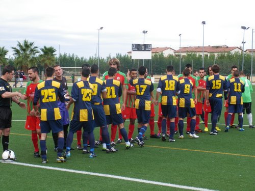 Els jugadors de la FE Palamós i el Calonge se saluden abans de començar el partit.