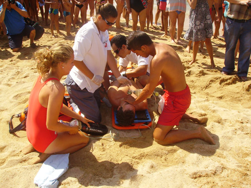 Socorristes de Creu Roja en un simulacre a la platja Gran.