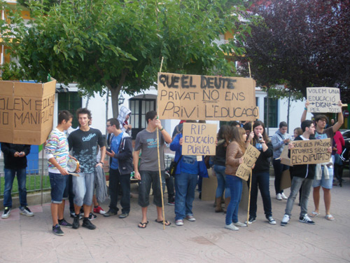 Un grup dels estudiants que s'han manifestat aquest matí a Palamós.