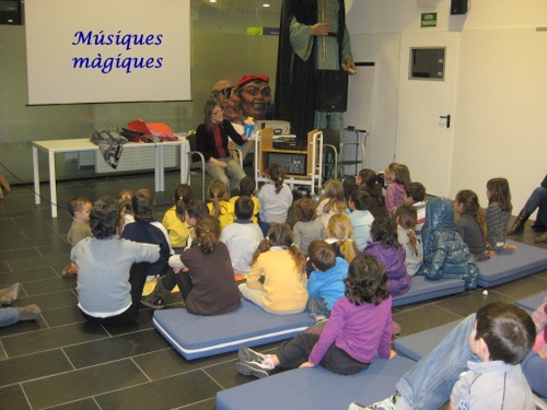 Contes musicats a la biblioteca municipal de Palamós.