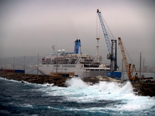 El Thomson Spirit, protegit del temporal darrere el dic d'abric del port.
