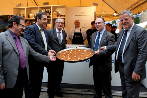 Les autoritats davant l'estand del Patronat a 'Mercat de mercats'.