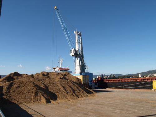 Càrrega de biomassa al port de Palamós, en una imatge d'arxiu.