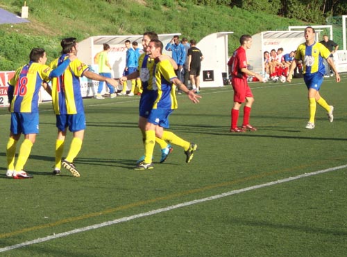 Javi Revert celebrant el segon gol a Sant Boi. (Foto: Sergi Cortés).