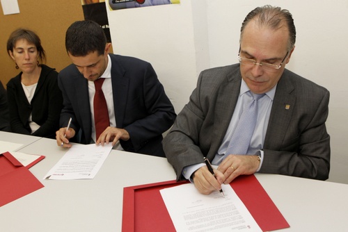 Firma del conveni entre Dipsalut i Cáritas.
