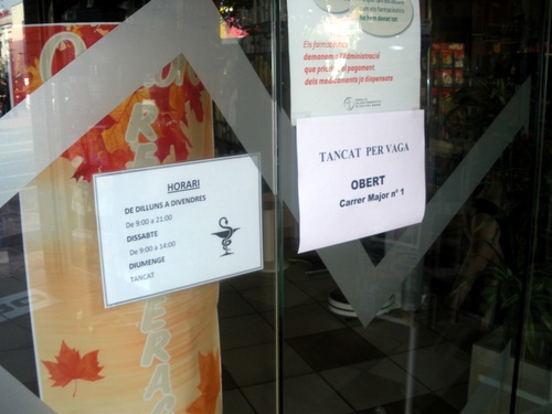 Una farmàcia tancada, avui a Palamós.