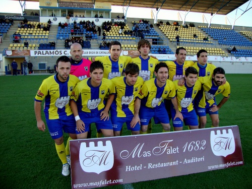 L'equip del Palamós CF que es va enfrontar ahir al Manlleu. (Foto: Sergi Cortés).