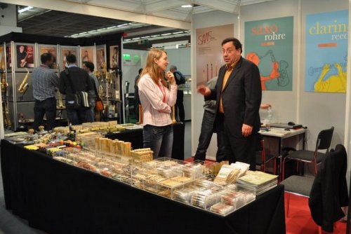Carles Medir en l'estand de l'empresa, en una fira.