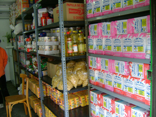 Els bancs d'aliments es nodreixen de productes de primera necessitat.