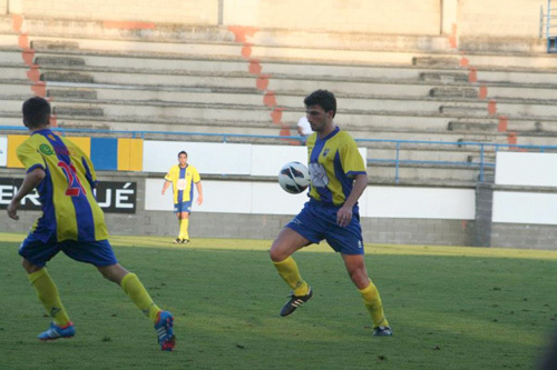 Venzal i Dani Fernández, en un moment del partit d'avui. (Foto: Sergi Cortés).