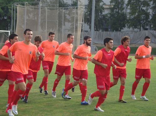 Els jugadors del Palamós CF, segurs que l'equip se'n sortirà. (Foto: Sergi Cortés).