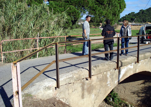 Canvi de baranes en el pont que uneix Pla d'es Pla i el Figuerar.