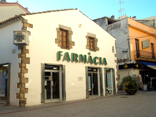 Una cèntrica farmàcia del municipi de Palamós.