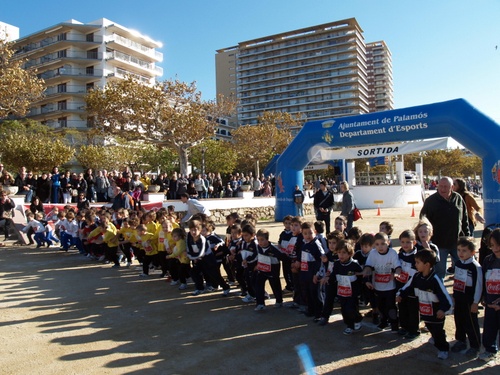 Alumnes de P-5 participant, aquest matí, en el Cros Atlètic Vila de Palamós.