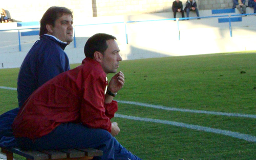 Eduardo Vílchez, entrenador del Palamós CF, seguint l'equip al Nou Estadi. (Foto: Sergi Cortés).
