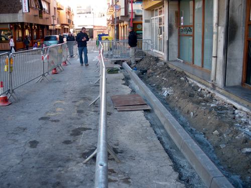 Treballs en la vorera de la parada de Sarfa, al carrer de López Puigcerver.