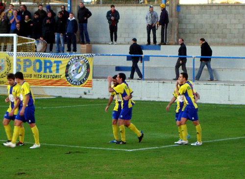 Els jugadors del Palamós celebrant l'empat.