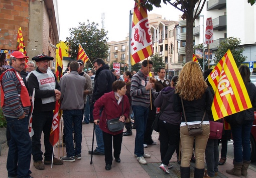 Concentració davant la seu dels sindicats a Palamós.
