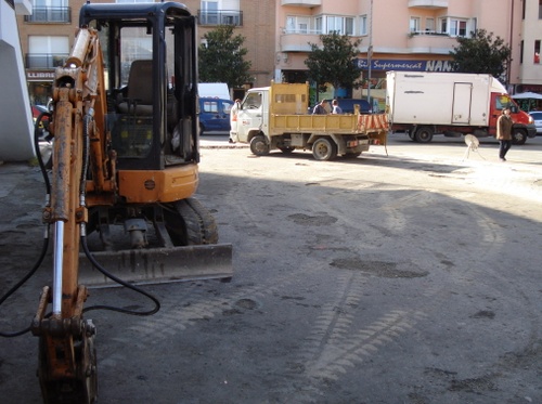 Feines d'asfaltatge a la placeta de l'avinguda Catalunya