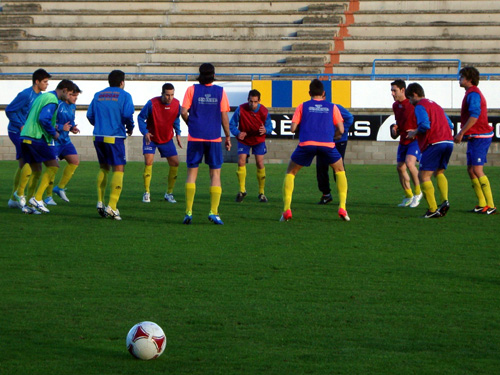 Els jugadors del Palamós es preparen pel partit de diumenge passat. Foto: Sergi Cortés.