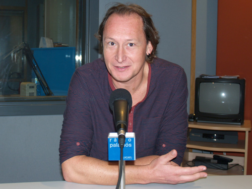El regidor d'ERC, Dani Reixach, als estudis de Ràdio Palamós.