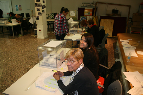 Mesa electoral al Punt Jove de Palamós, avui al migdia.