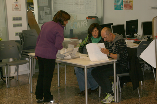 Mesa electoral al Punt Jove.