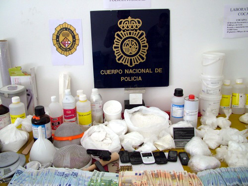 Una part de la droga i els estris ocupats als detinguts. (Foto: Cuerpo Nacional de Policia).