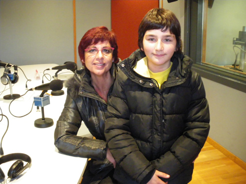 La directora d''Els cosinets', Isabel Martí, i una de les joves integrants del grup, Júlia Martí.