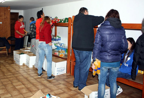 Voluntaris del Gran Recapte Palamós classificant els aliments