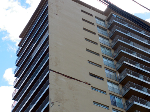 Detall del despreniment a la façana de l'edifici Empordà