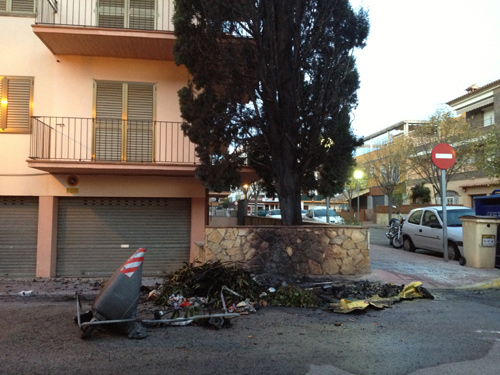 Restes de l'incendi dels contenidors, aquest matí. (Foto: Josep Lois).