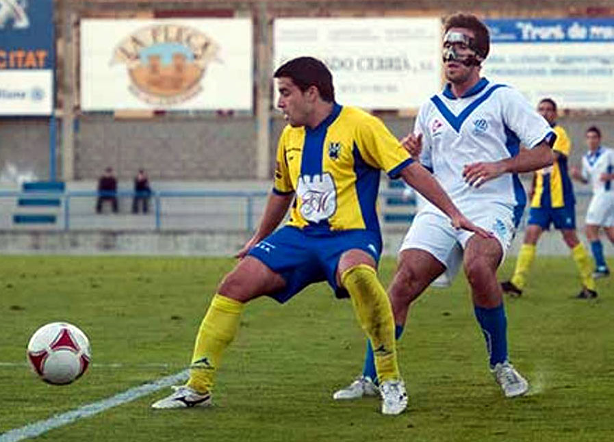 Sergio García disputant una pilota amb un jugador rival, ahir al Nou Estadi. (Foto: CE Europa)