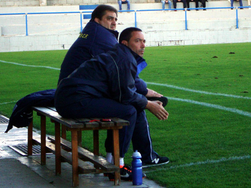 Eduardo Vílchez i el seu segon, Alfons Garcia, en un moment del partit d'ahir. (Foto: S. Cortés)