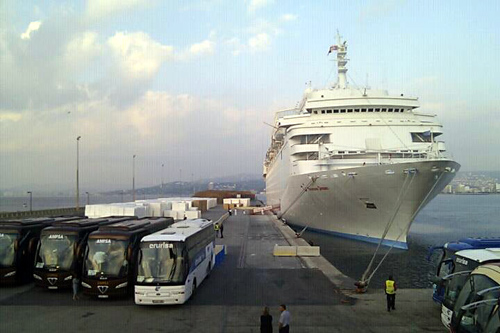 Un creuer al port de Palamós, en una imatge d'arxiu.