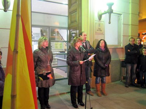 Teresa Ferrés llegeix el manifest, ahir a les portes de l'Ajuntament.