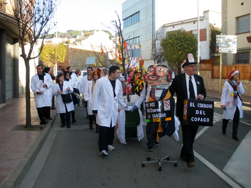 Els treballadors sanitaris manifestant-se pels carrers de Palamós.