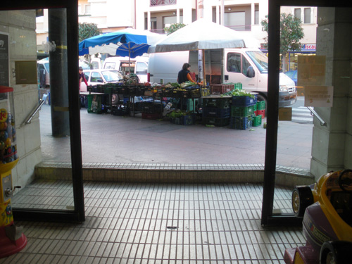 Entrada principal al mercat municipal de Palamós.