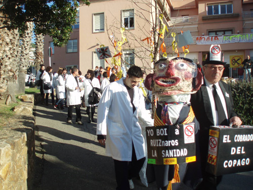 Els treballadors sanitaris manifestant-se pels carrers de Palamós, dimarts passat.
