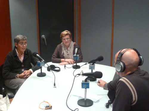 Montse Cervera i Neus Virgili, als estudis de Ràdio Palamós.