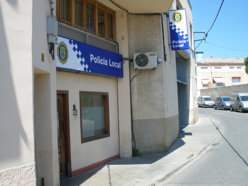 Els dos cossos comparteixen la comissaria de la Policia Local, durant els mesos d'estiu.