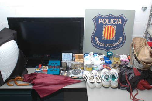 Alguns dels objectes que els Mossos van trobar en el vehicle de la presumpta lladre.